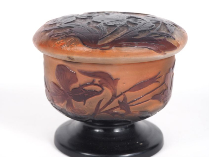 GALLE.  Boite à poudre ou bonbonnière en verre, à décor gravé en camée