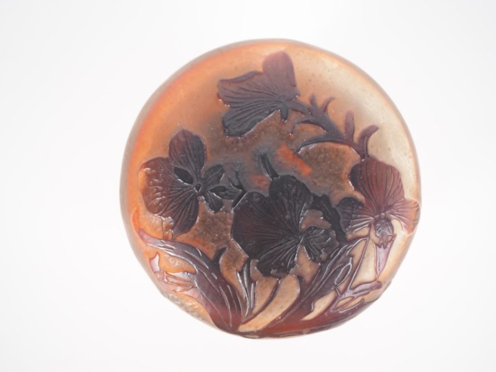 GALLE.  Boite à poudre ou bonbonnière en verre, à décor gravé en camée