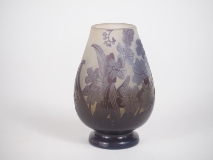 GALLE. Vase ovoïde en verre à décor gravé en camée et à l'acide de fle