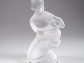 Vente aux enchères LALIQUE France.  "jeune fille à la chèvre"  Sculpture en cristal moulé