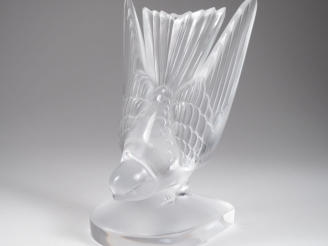 Vente aux enchères LALIQUE France.  "l'hirondelle" Sculpture en cristal moulé Signée  H. 