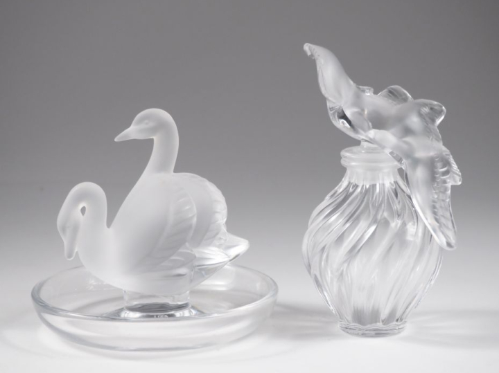 LALIQUE France.  Baguier en cristal moulé à décor de cygnes Signés  H.