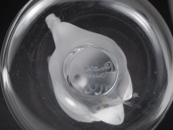 LALIQUE France.  Baguier en cristal moulé à décor de cygnes Signés  H.