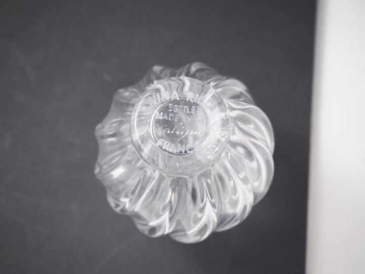LALIQUE France.  Baguier en cristal moulé à décor de cygnes Signés  H.