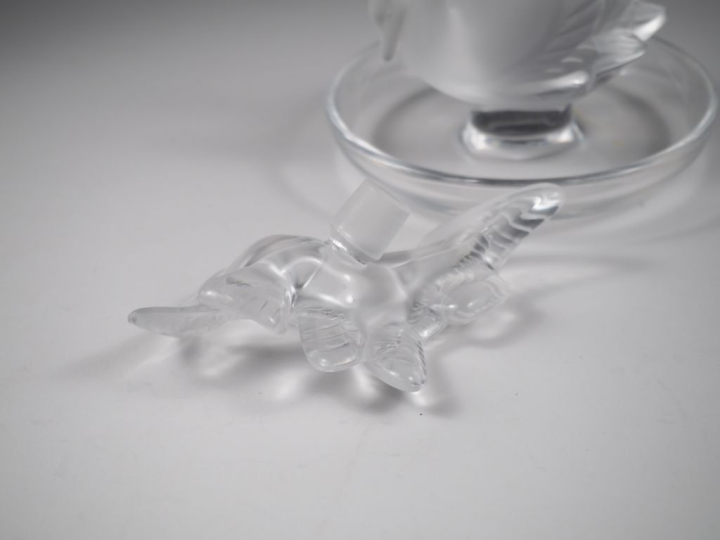 LALIQUE France.  Baguier en cristal moulé à décor de cygnes Signés  H.