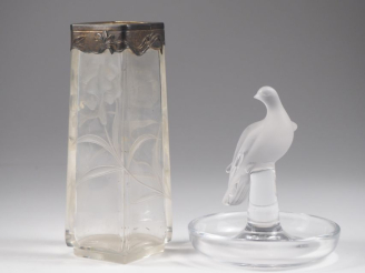Vente aux enchères Vase piriforme Art Nouveau en cristal gravé à décor d'œillets, monture
