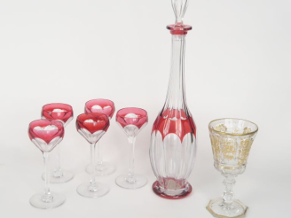Vente aux enchères Service à liqueur en cristal bicolore rubis et translucide comprenant 