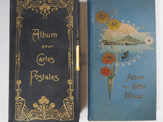 Vente aux enchères 2 albums de cartes postales vers 1900, reliures de style Art Nouveau