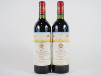 Vente aux enchères 2 BOUTEILLES CHÂTEAU MOUTON ROTHSCHILD 1er GCC PAUILLAC - 1983 - BG/ET