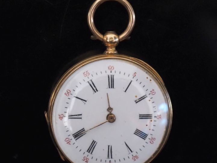 Petite montre de col Napoléon III en or jaune 750.  Cadran à chiffres 