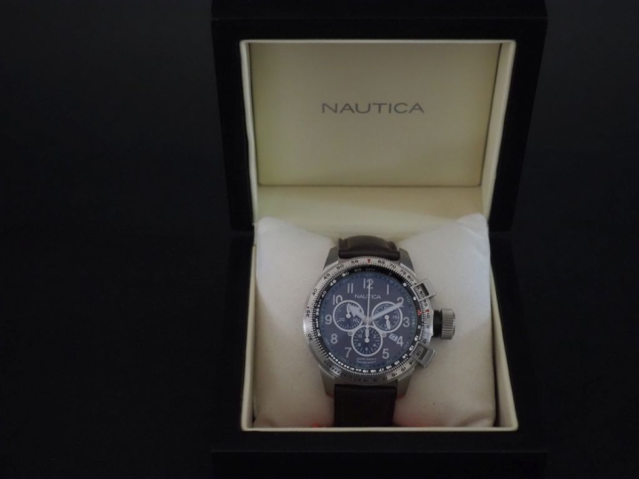 NAUTICA Ref. A29540 Montre bracelet en acier.  Cadran à trois compteur
