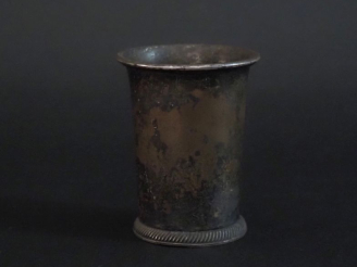 Vente aux enchères Timbale à fond plat en argent 925, poinçon Minerve.  La base ornée d'u