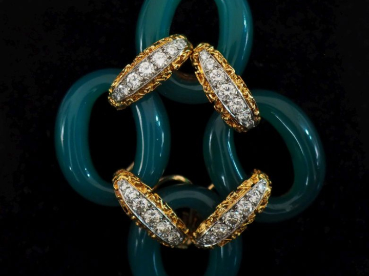 VAN CLEEF AND ARPELS Broche en or jaune 750, ornée de quatre médaillon