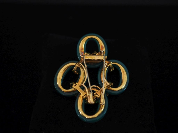 VAN CLEEF AND ARPELS Broche en or jaune 750, ornée de quatre médaillon
