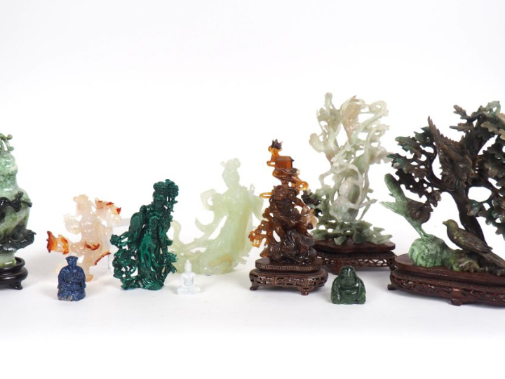 Chine, travail moderne,  Dix statuettes en pierres dures de formes div