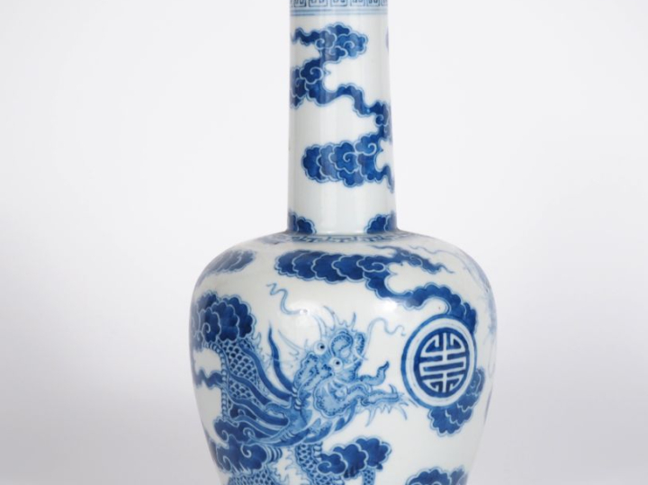 Vietnam, XIXe siècle,  Vase maillet en porcelaine blanche, à décor en 