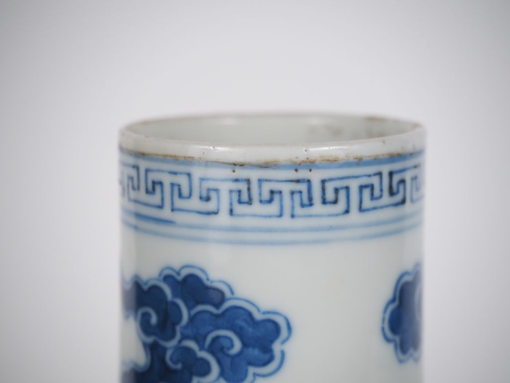 Vietnam, XIXe siècle,  Vase maillet en porcelaine blanche, à décor en 