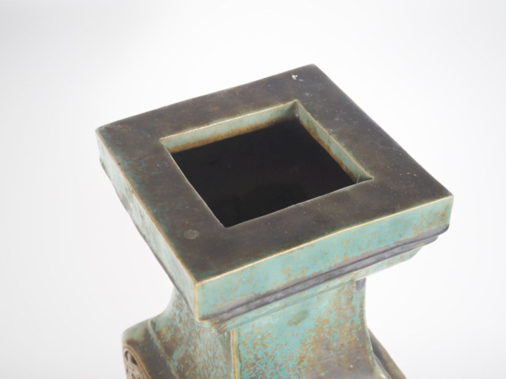 Vietnam, école de Bien Hoa, vers 1930,  Important vase Gu quadrangulai