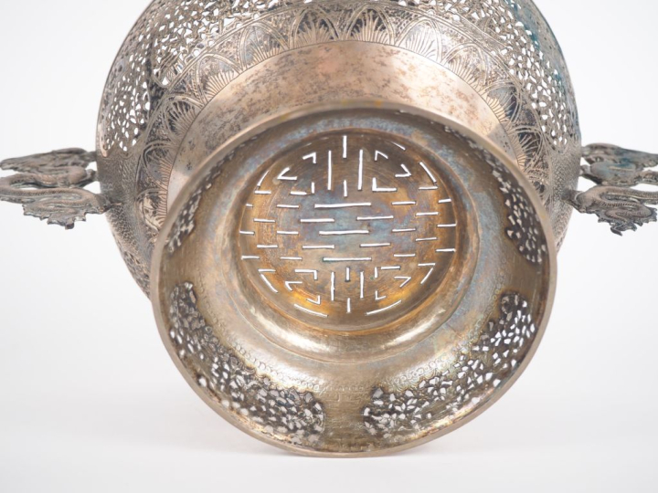 Vietnam, Xxe siècle, Coupe en cuivre argenté, à décor ajouré de dragon