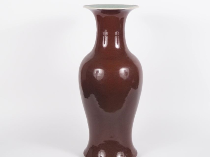 Chine, XIXe siècle,  Important vase balustre, en porcelaine émaillée s