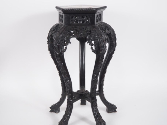 Vente aux enchères Indochine vers 1920,  Guéridon en bois reposant sur cinq pieds galbés 