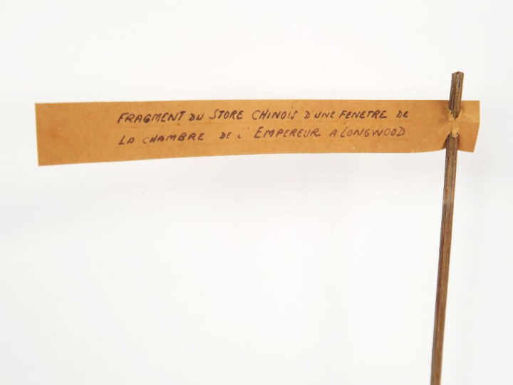 Lamelle de store en bambou.  Longueur : 17 cm.  Avec étiquette manuscr