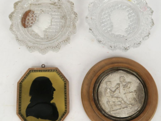 Vente aux enchères Ensemble comprenant :  -Un médaillon octogonal en pomponne représentan