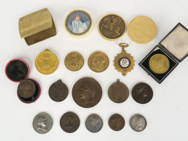 Ensemble de 18 pièces et souvenirs dont :  Médaille en bronze de l’ina