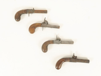 Vente aux enchères Quatre pistolets à coffre à percussion.  Dans l’état (Accidents et man