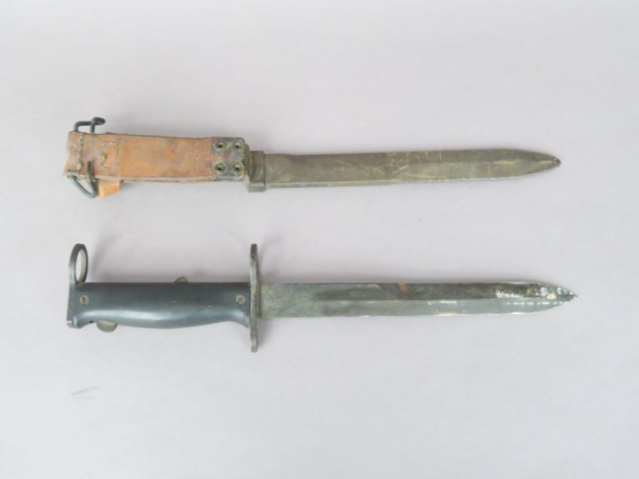 FRANCE  Baïonnette FAMAS.  A.B.E. (Taches et usures).