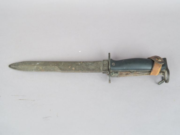 FRANCE  Baïonnette FAMAS.  A.B.E. (Taches et usures).