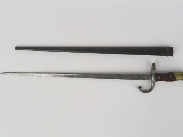FRANCE  Baïonnette Gras modèle 1874.  Poignée à plaquettes de bois. Cr