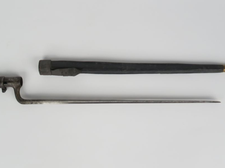 FRANCE  Baïonnette à douille à virole médiane.  Fourreau en cuir noir,