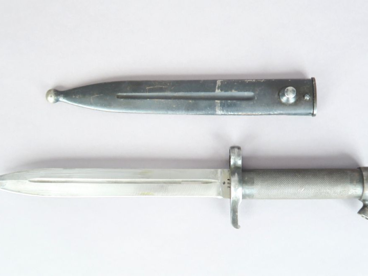 SUÈDE Baïonnette modèle 1896. Poignée ronde quadrillée, pommeau avec v