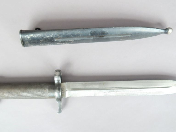 SUÈDE Baïonnette modèle 1896. Poignée ronde quadrillée, pommeau avec v