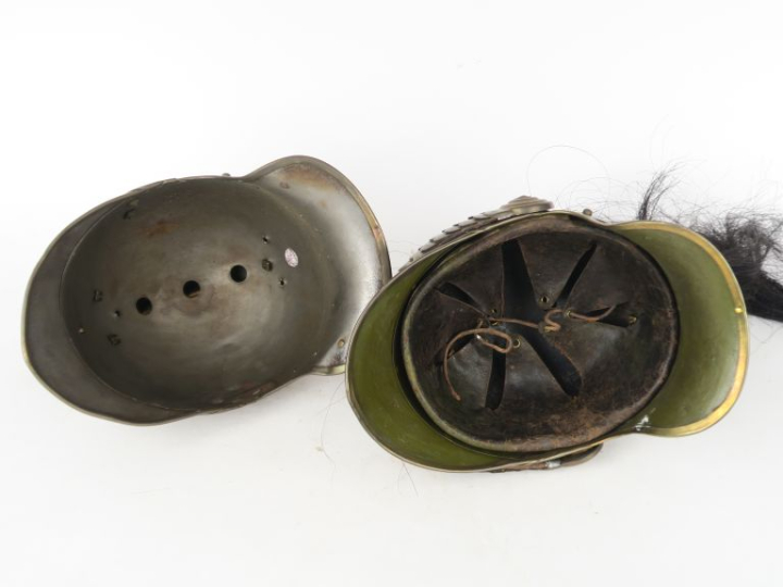 Casque de dragon modèle 1872.  Bombe en fer. Cimier, jugulaires à écai