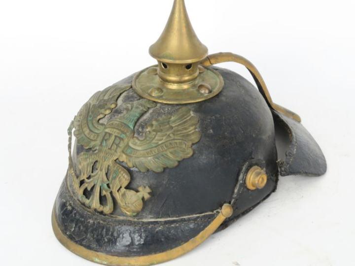 Casque à pointe type 1895.  Bombe en cuir à garnitures en laiton redor