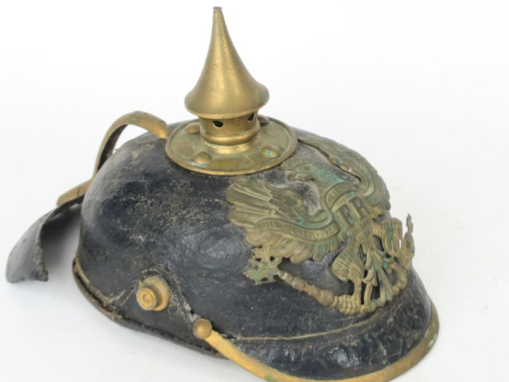 Casque à pointe type 1895.  Bombe en cuir à garnitures en laiton redor