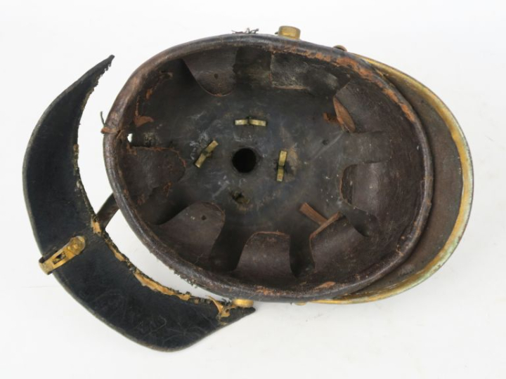 Casque à pointe type 1895.  Bombe en cuir à garnitures en laiton redor