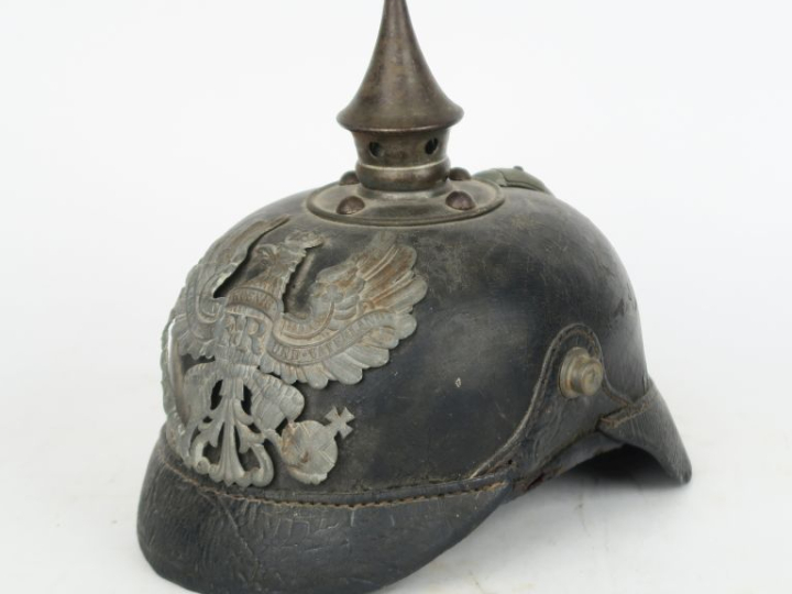 Casque à pointe modèle 1915.  Bombe en cuir. Pointe, plaque et tourill