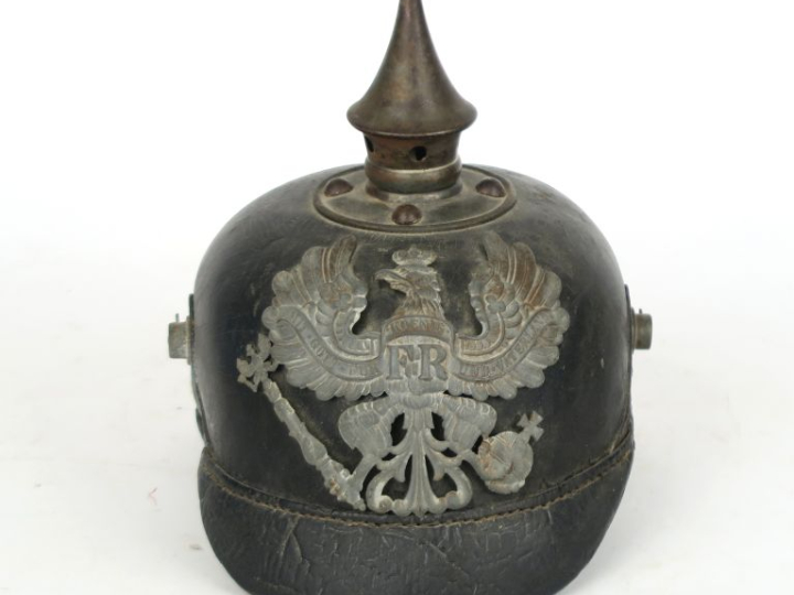 Casque à pointe modèle 1915.  Bombe en cuir. Pointe, plaque et tourill