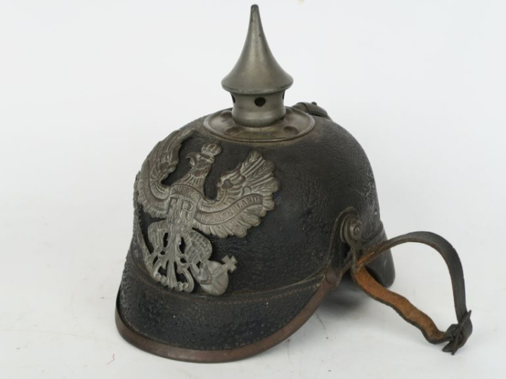 Casque à pointe modèle 1915.  Bombe en cuir (pustules). Pointe, jonc e