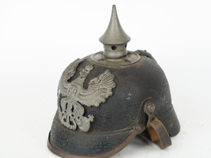 Casque à pointe modèle 1915.  Bombe en cuir (pustules). Pointe, jonc e