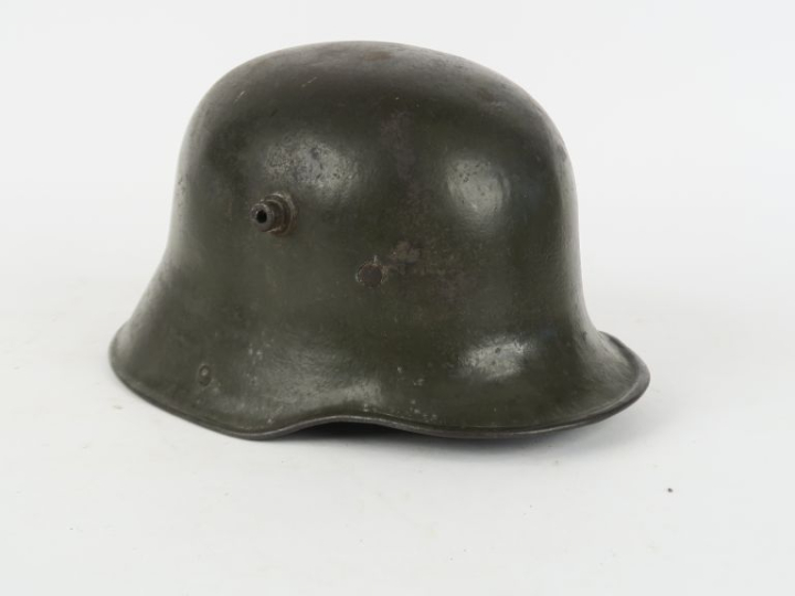 Casque allemand modèle 1916.  Bombe peinte en feldgrau.  Coiffe en tro