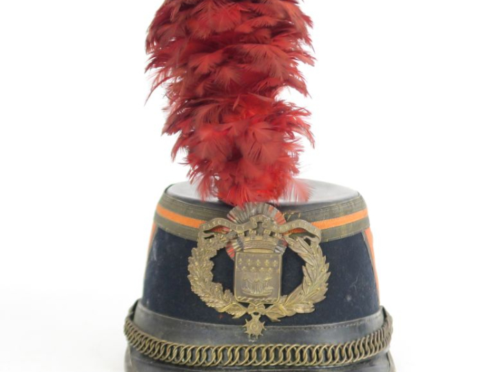 Shako de la garde républicaine modèle 1906.  Recouvert de drap bleu na