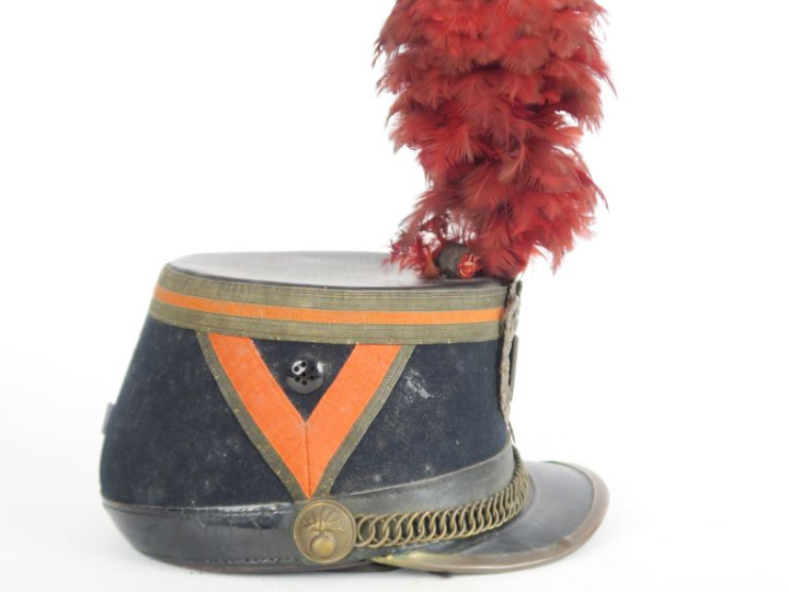 Shako de la garde républicaine modèle 1906.  Recouvert de drap bleu na