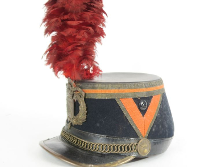 Shako de la garde républicaine modèle 1906.  Recouvert de drap bleu na