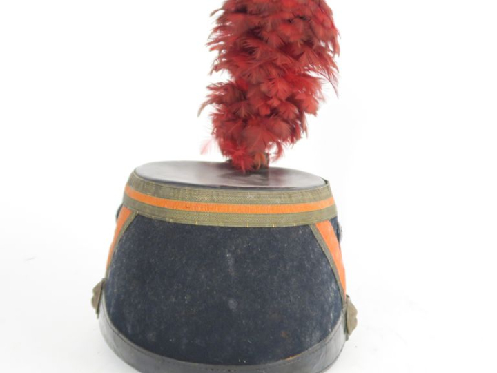 Shako de la garde républicaine modèle 1906.  Recouvert de drap bleu na