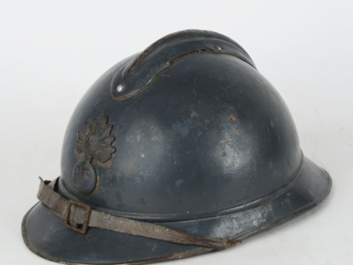Casque Adrian modèle 1915 d’infanterie.  Bombe couleur bleu. Coiffe in