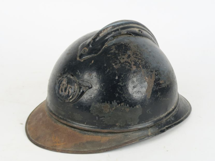 Bombe de casque Adrian modèle 15 de chasseur à pied.  Repeint en noir.